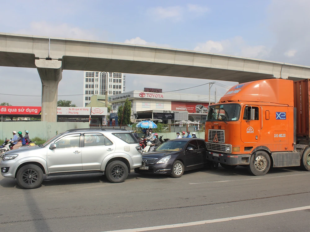 Vụ va chạm liên hoàn sáng 22-9 trên xa lộ Hà Nội. 